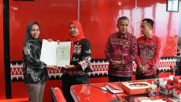 Walikota Bandar Lampung Serahkan 18 Sertifikat Tanah Gratis untuk Warga Tidak Mampu