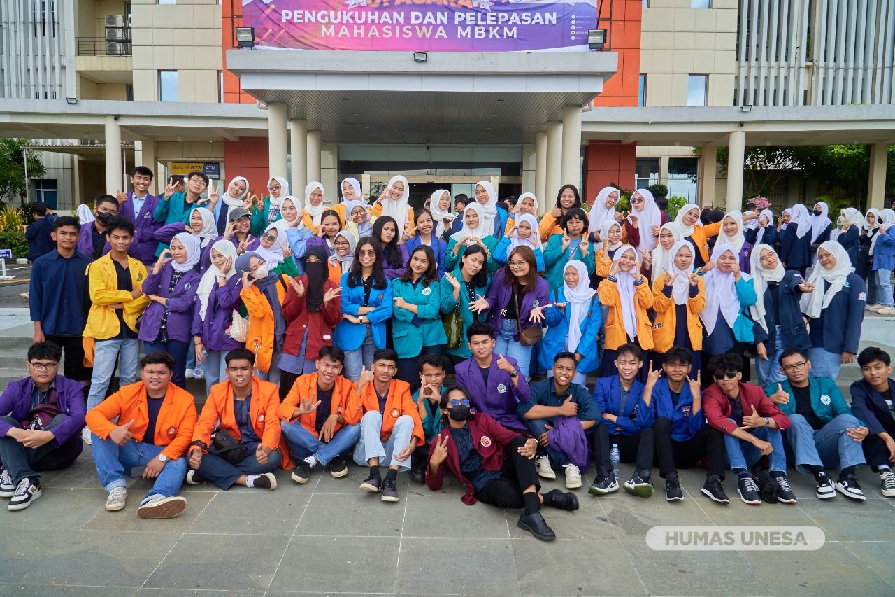 Pameran karya mahasiswa MBKM di Unesa, Sabtu (3/1/2024). 
