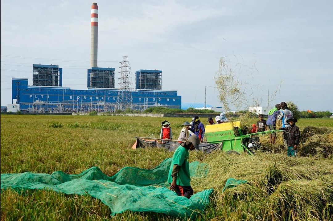 Sepanjang tahun lalu PLN juga berhasil menambah pembangkit berbasis energi baru terbarukan (EBT) sebesar 296 Megawatt (MW). 