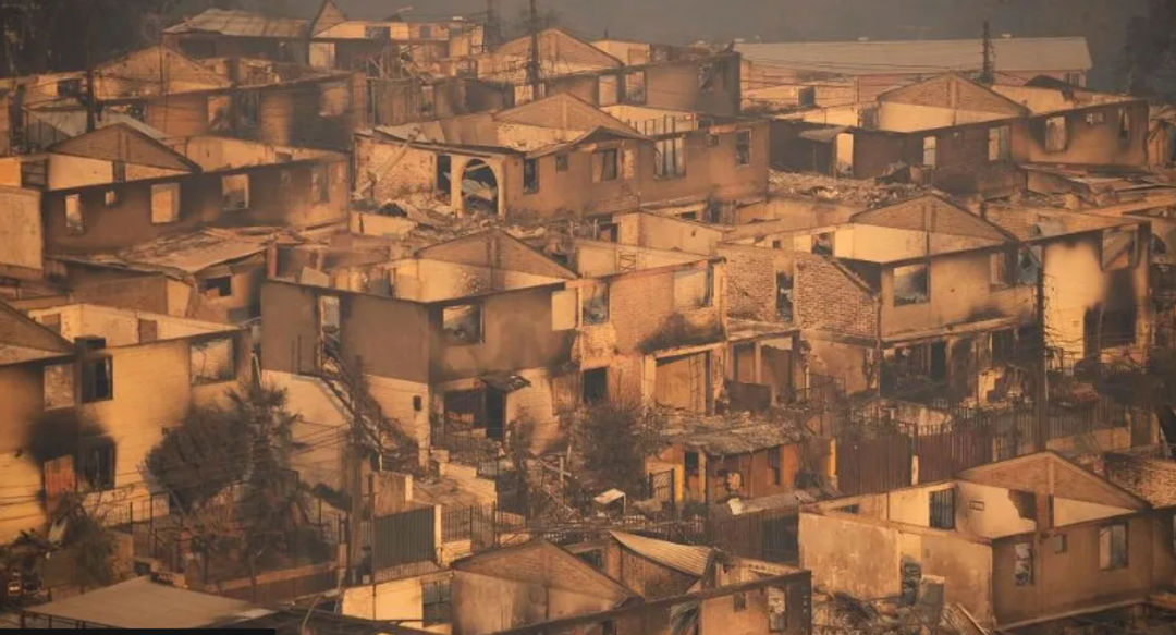 Di El Olivar, sebuah daerah di Vi delA del Mar (wilayah ValparaíSo) banyak rumah yang hangus akibat kebakaran hutan (EPA-EFE/REX/SHUTTERSTOCK)