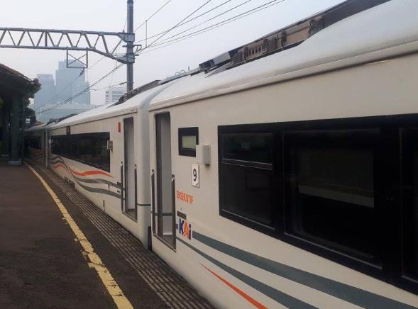 Rangkaian gerbong KA Pandulungan Jember-Pasar Turi-Jakarta Gambir yang mendapat tambahan.