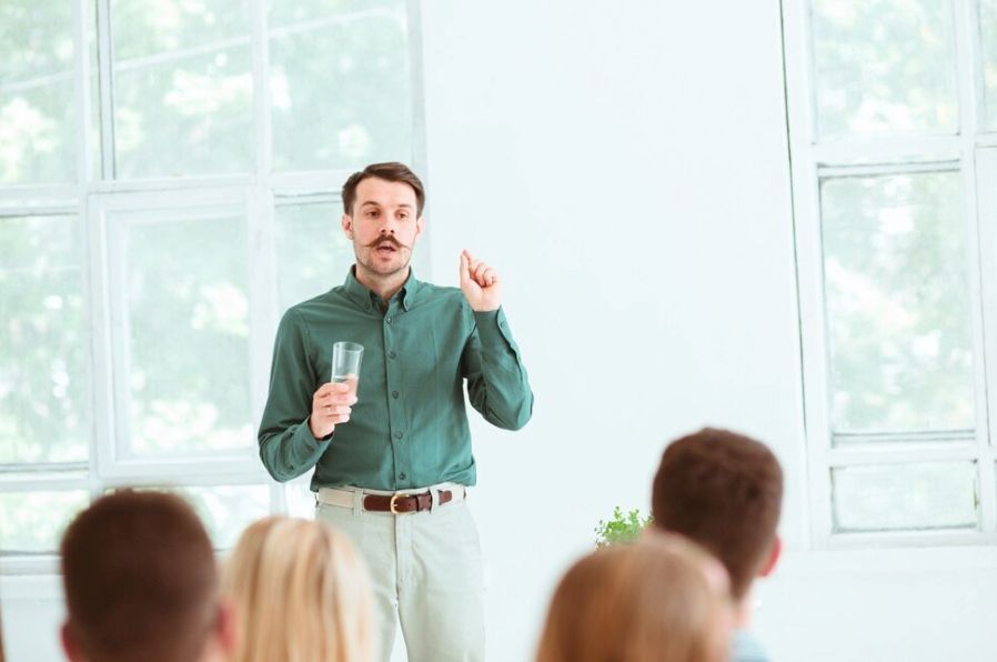 5 Tips Berlatih Public Speaking, Perlu Bicara pada Cermin?