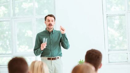 5 Tips Berlatih Public Speaking, Perlu Bicara pada Cermin? 