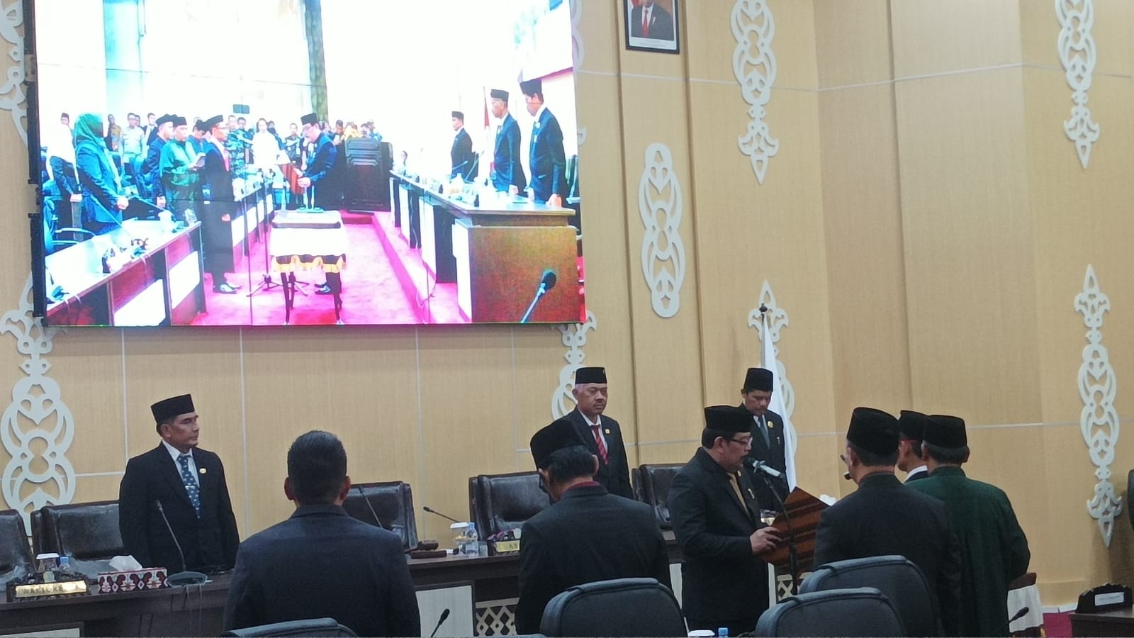 Ketua DPRD Balikpapan Lantik dan Ambil Sumpah PAW Muhammad Iwan di Ruang Paripurna DPRD Balikpapan, Senin 5 Februari 2024