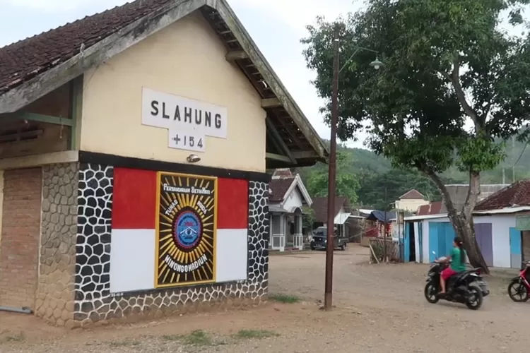 Stasiun kereta api Slahung yang pernah dilewati jalur KA Ponorogo ke Madiun