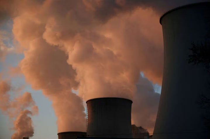 Asap dan uap mengepul dari Pembangkit Listrik Belchatow, pembangkit listrik tenaga batu bara terbesar di Eropa (Reuters/Kacper Pempel)