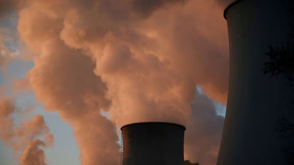 Asap dan uap mengepul dari Pembangkit Listrik Belchatow, pembangkit listrik tenaga batu bara terbesar di Eropa