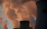 Asap dan uap mengepul dari Pembangkit Listrik Belchatow, pembangkit listrik tenaga batu bara terbesar di Eropa