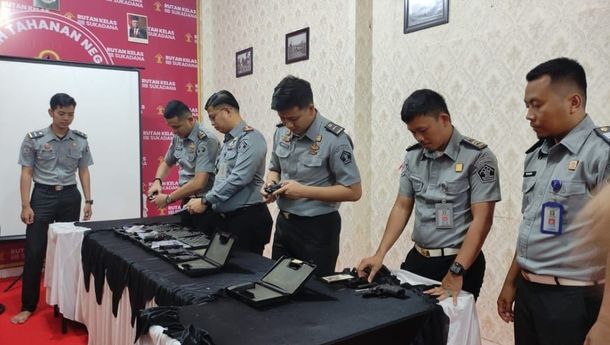 Karutan Abdul Aziz Beserta Ka KPR Rutan Sukadana Lakukan Pengecekan Senjata Api Pastikan Berfungsi Baik