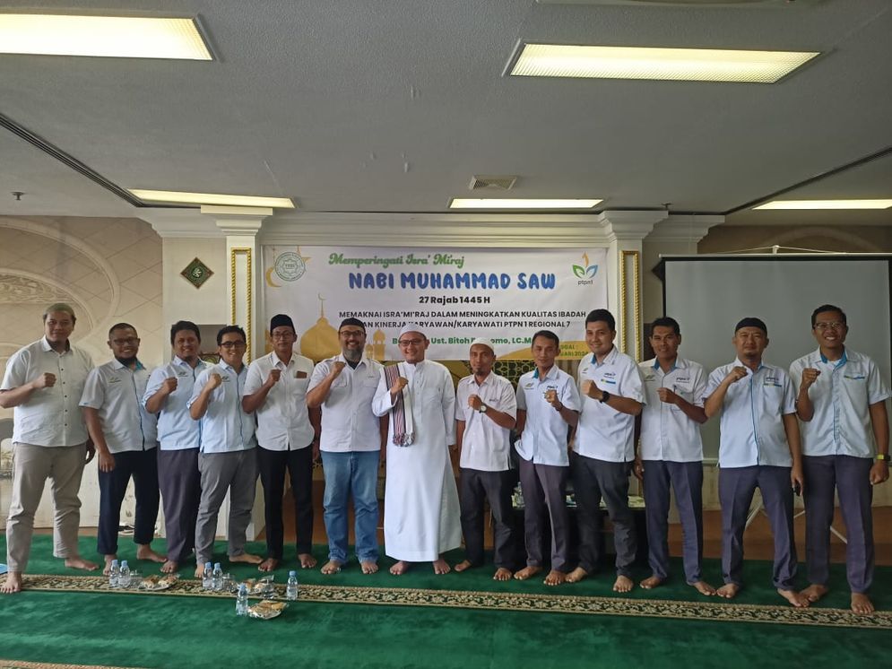 Peringatan Isra Mi'raj Muhamad SAW 1445 Hijriah, di lingkungan PTPN I Regional 7 dilaksanakan di Musolah Bustanul Falah, berlangsung khidmat, Senin (5/2/2024).