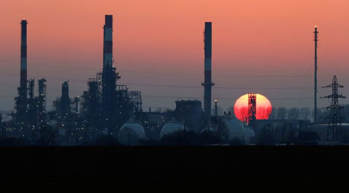 Matahari terbenam di balik cerobong asap kilang minyak Total Grandpuits, tenggara Paris (Reuters/Christian Hartmann)