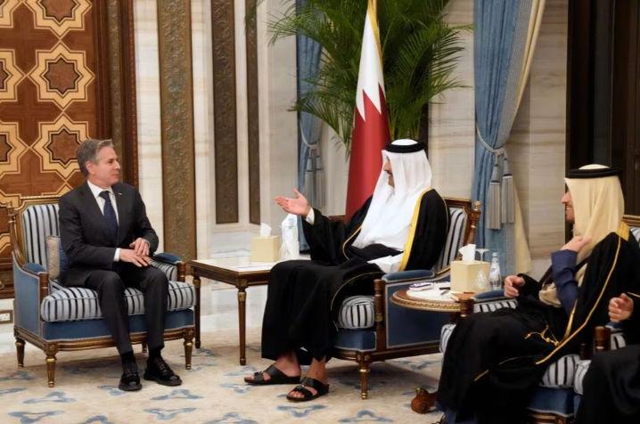 Menteri Luar Negeri AS Antony Blinken bertemu dengan Emir Qatar Sheikh Tamim bin Hamad Al Thani dan Perdana Menteri Qatar dan Menteri Luar Negeri Mohammed Bin Abdulrahman Al Thani di Istana Lusail, di Doha (Reuters/Mark Schiefelbein)