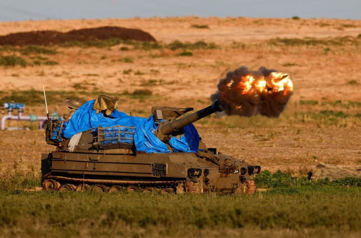Sebuah unit artileri bergerak Israel menembak ke arah Gaza, di tengah konflik yang sedang berlangsung antara Israel dan kelompok Islam Palestina Hamas (Reuters/Amir Cohen)