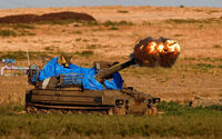 Sebuah unit artileri bergerak Israel menembak ke arah Gaza, di tengah konflik yang sedang berlangsung antara Israel dan kelompok Islam Palestina Hamas