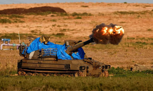 Sebuah unit artileri bergerak Israel menembak ke arah Gaza, di tengah konflik yang sedang berlangsung antara Israel dan kelompok Islam Palestina Hamas