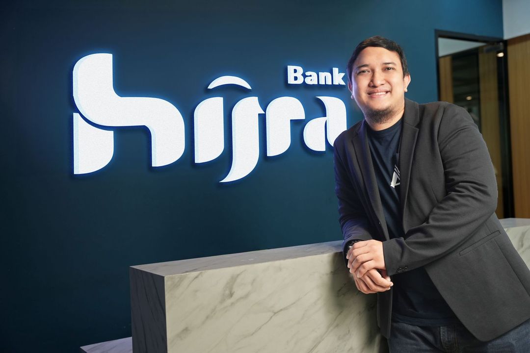 Otoritas Jasa Keuangan (OJK) menyetujui Bembi Juniar sebagai Direktur Utama Hijra Bank, bank digital syariah di Indonesia pada 7 Februari 2024, setelah lulus uji kelayakan dan kepatutan. 