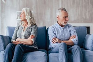 Penelitian: Di Usia Tua, Wanita Lebih Menderita Selama Kehilangan Pasangan dibanding Pria