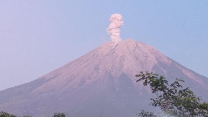 Gunung Semeru erupsi kembali sebanyak dua kali