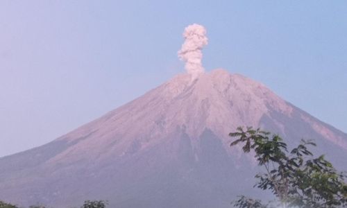A-GUNUNG SEMERU ERUPSI.jpeg