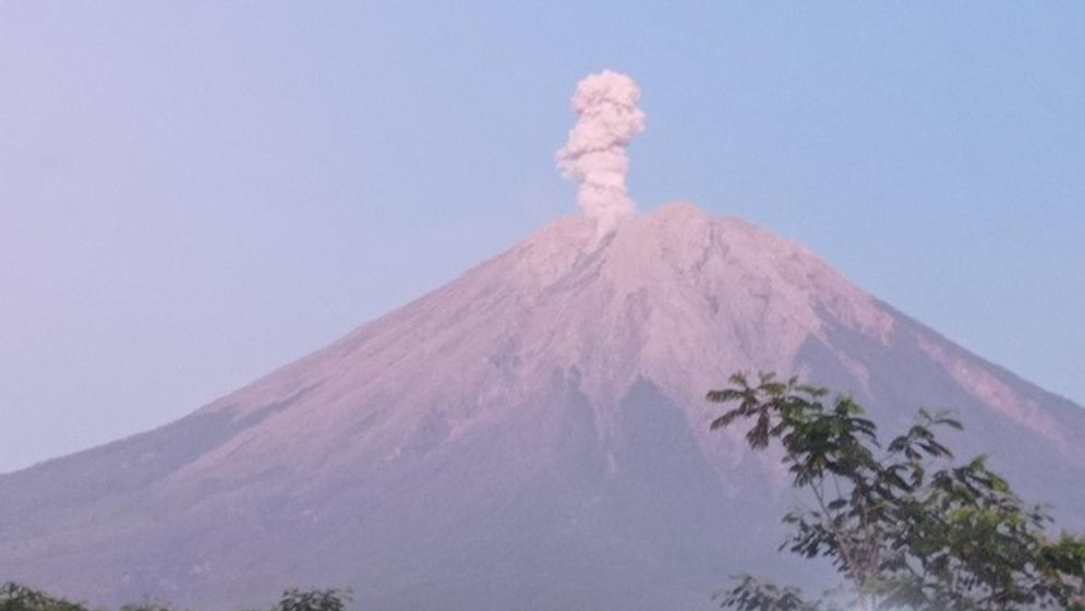 A-GUNUNG SEMERU ERUPSI.jpeg