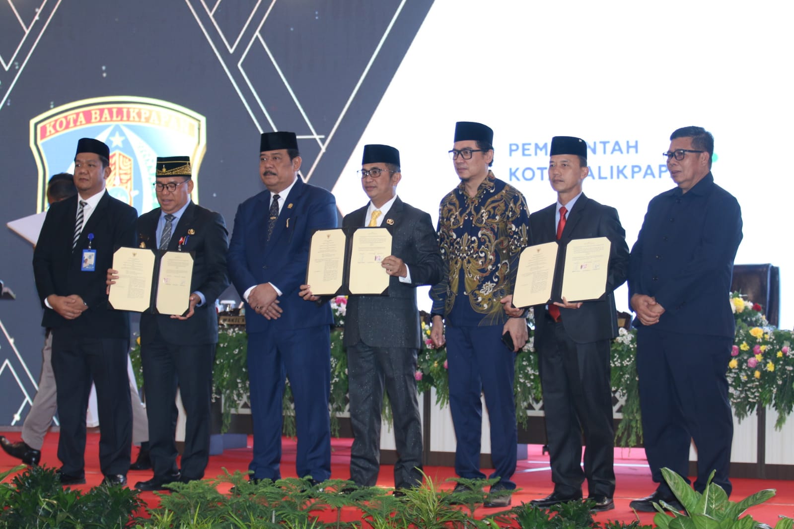 Paripurna HUT ke-127 Balikpapan, PJ Bupati Makmur Marbun MoU Sistem Penyediaan Air Minum Regional