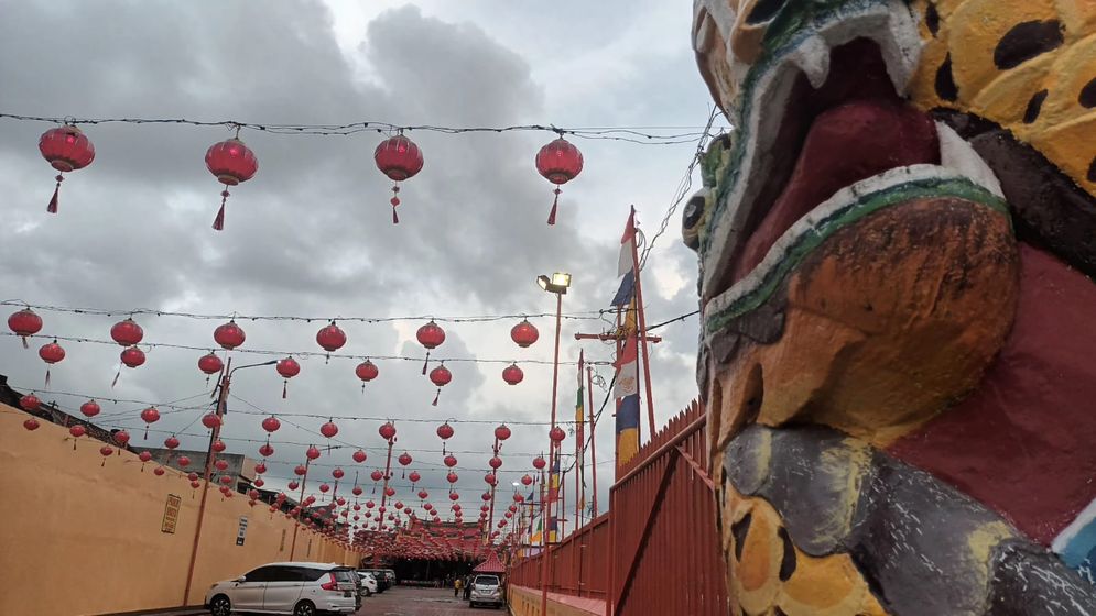 Tahun Baru Imlek, Kelenteng Dewi Kwan Im mulai Ramai sejak Jumat Sore