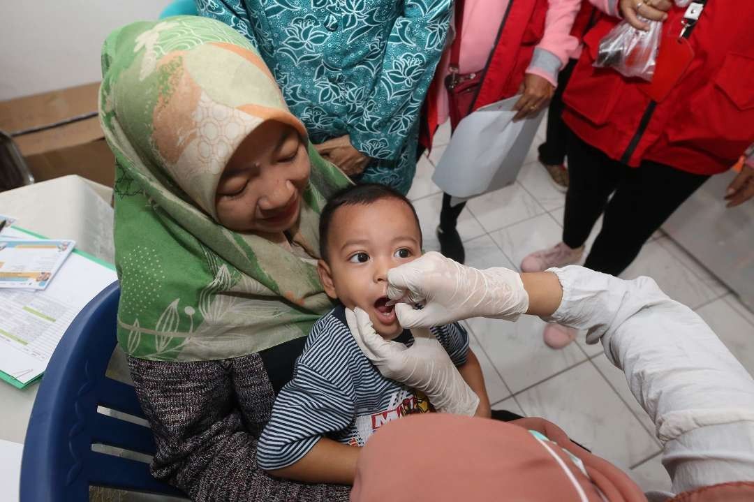 Salah satu bayi  mendapat imunisasi polio di Kota Surabaya