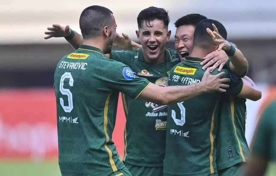 Pemain Persebaya merayakan gol dalam sebuah pertandingan