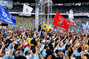 Pendukung Menteri Pertahanan Indonesia dan calon presiden Prabowo Subianto dan pasangannya Gibran Rakabuming Raka, bereaksi pada rapat umum kampanye mereka di Jakarta, Indonesia, 10 Februari 2024