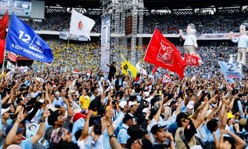 Pendukung Menteri Pertahanan Indonesia dan calon presiden Prabowo Subianto dan pasangannya Gibran Rakabuming Raka, bereaksi pada rapat umum kampanye mereka di Jakarta, Indonesia, 10 Februari 2024
