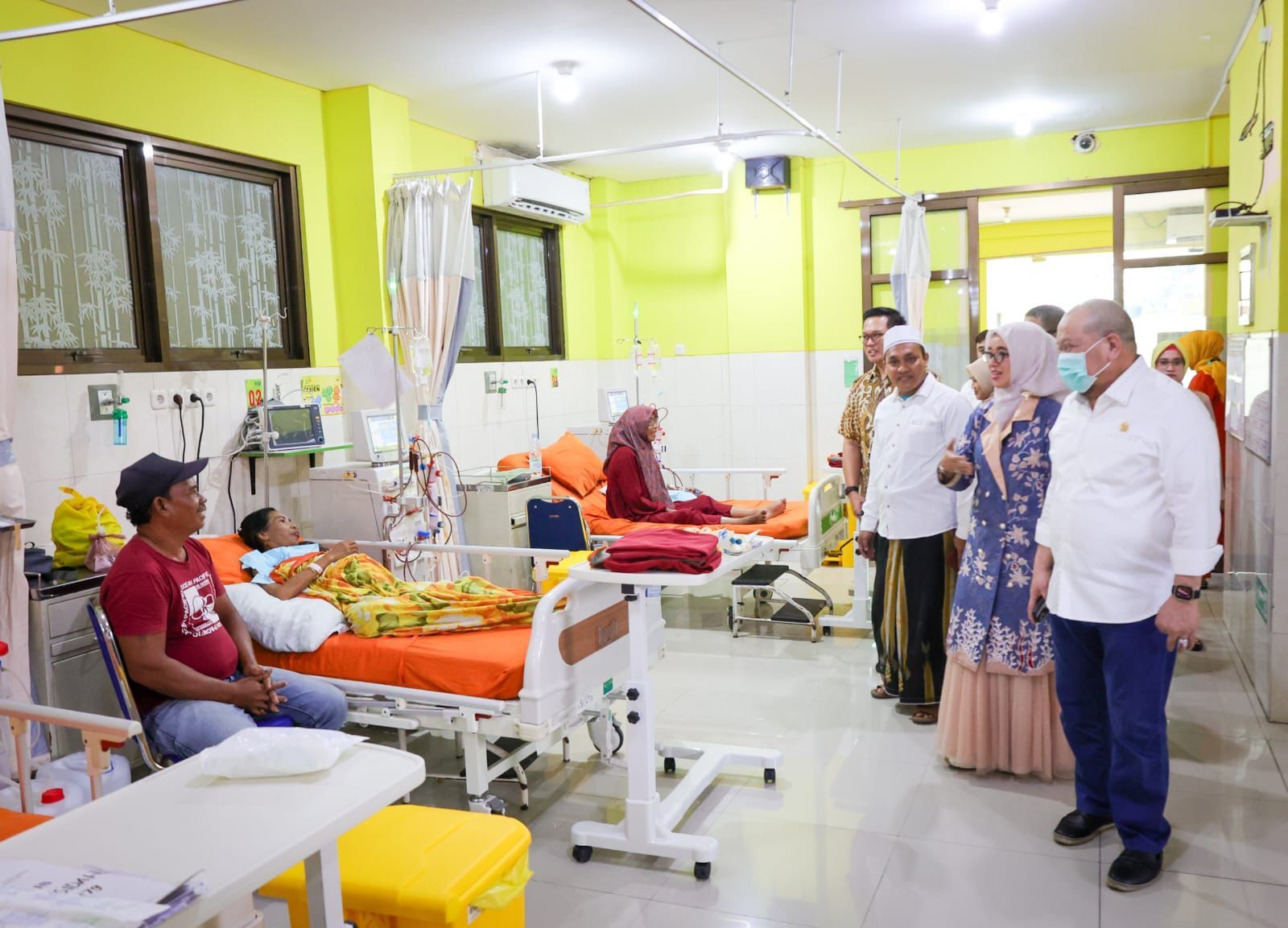 La Nyalla saat mendatangi RS Anwar Medika Sidoarjo. 
