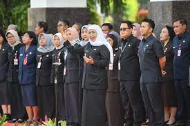 Khofifah Indar Parawansa saat memimpin upacara apel pagi Senin.