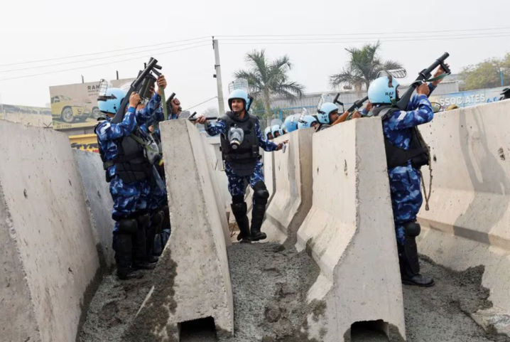 Petugas polisi mengangkat senjata saat barikade didirikan di jalan raya nasional untuk menghentikan para petani (Reuters/Anushree Fadnavis)