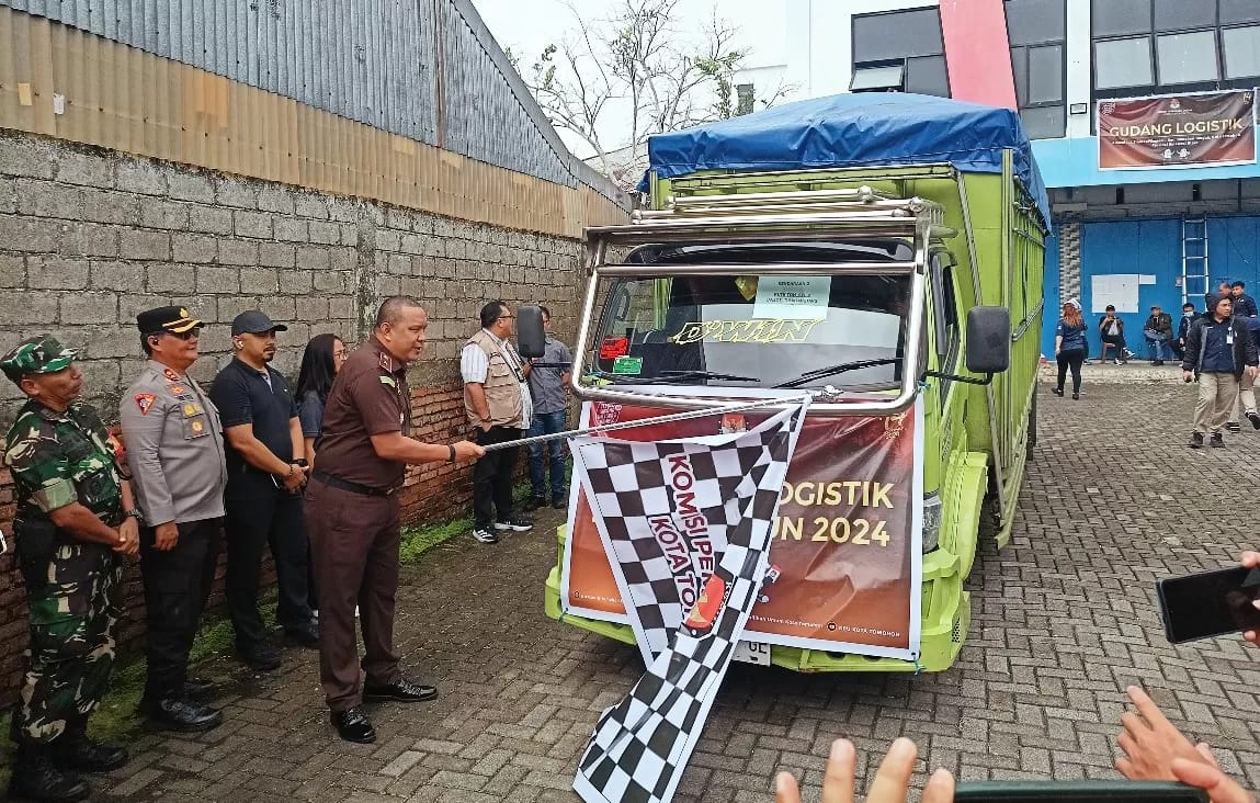 KPU Tomohon mulai mendistribusi logistik Pemilu Serentak 2024 ke sejumlah TPS. (Foto: istimewa)