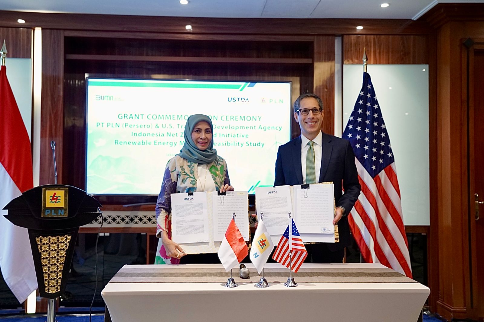 Pertukaran dokumen Grant Agreement “The Indonesia Net Zero World Renewable Energy Mini-Grid” yang telah ditandatangani oleh USTDA dan PLN sebagai simbol komitmen bersama di Kantor Pusat PLN, Jakarta, Senin, 12 Februari 2024.