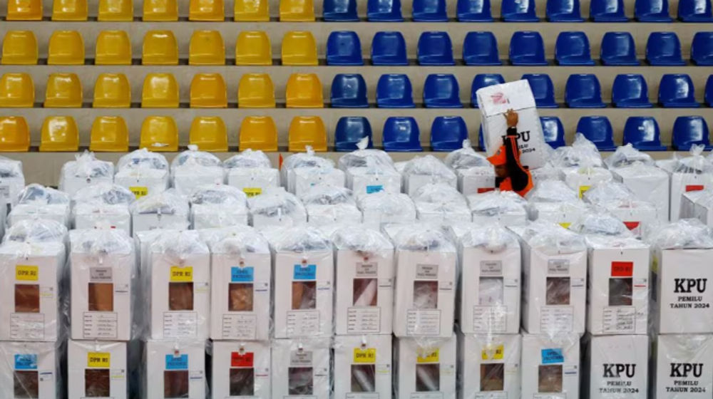  Seorang pekerja membawa sebuah kotak suara untuk didistribusikan ke tempat-tempat pemungutan suara di sebuah pusat distribusi menjelang pemilihan presiden di Jakarta