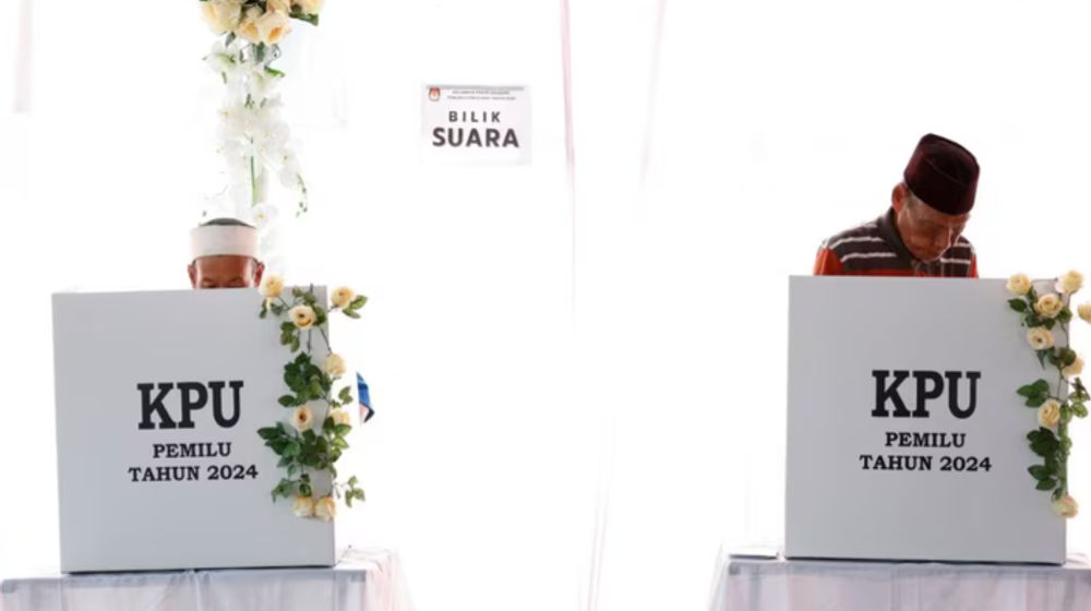 Pemilih Indonesia memberikan suaranya di TPS saat pemilihan umum, di Surakarta, provinsi Jawa Tengah
