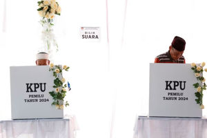 Pemilih Indonesia memberikan suaranya di TPS saat pemilihan umum, di Surakarta, provinsi Jawa Tengah