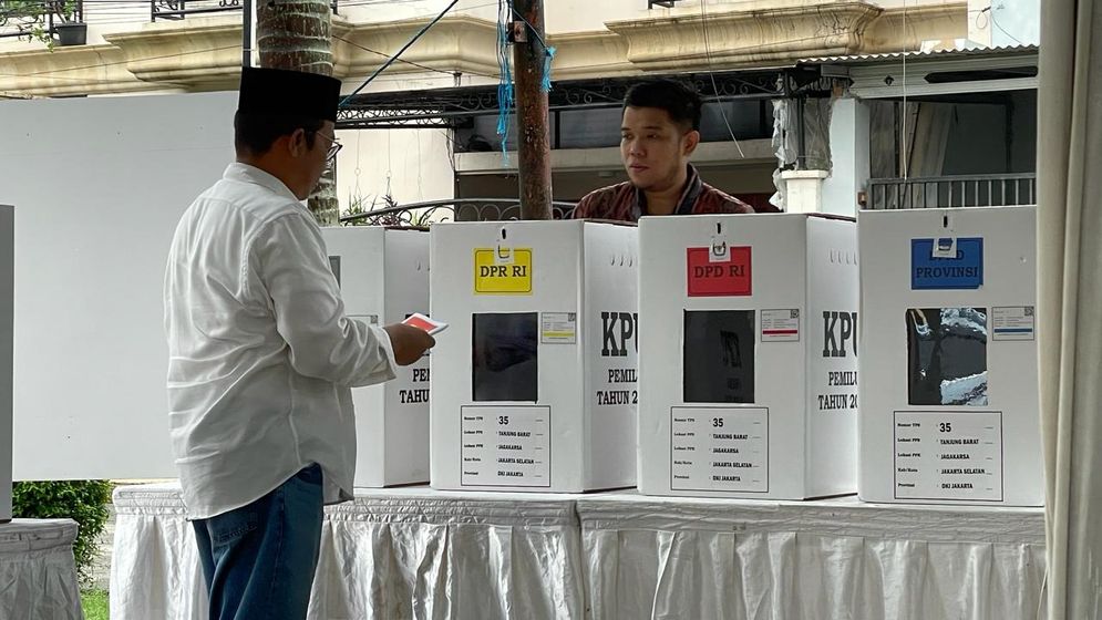 Pejabat mendistribusikan materi pemilih, termasuk kotak suara dan bilik suara yang belum dirakit, di pusat distribusi tingkat kabupaten di Jakarta