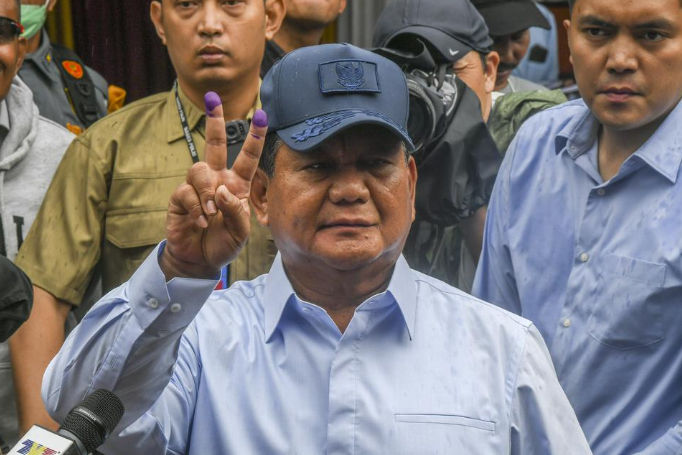 Calon Presiden nomor urut 2 Prabowo Subianto menunjukkan jarinya usai mencoblos suara suara Pemilu 2024 di TPS 033, Kampung Curug, Desa Bojong Koneng (Antara//GALIH PRADIPTA/TOM)