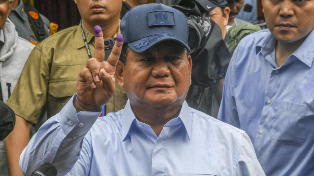 Calon Presiden nomor urut 2 Prabowo Subianto menunjukkan jarinya usai mencoblos suara suara Pemilu 2024 di TPS 033, Kampung Curug, Desa Bojong Koneng