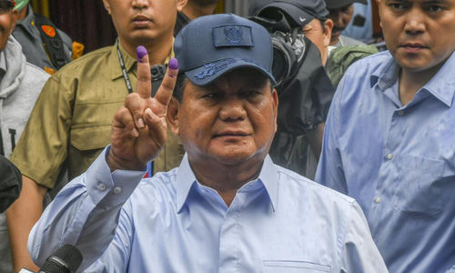 Calon Presiden nomor urut 2 Prabowo Subianto menunjukkan jarinya usai mencoblos suara suara Pemilu 2024 di TPS 033, Kampung Curug, Desa Bojong Koneng (Antara//GALIH PRADIPTA/TOM)