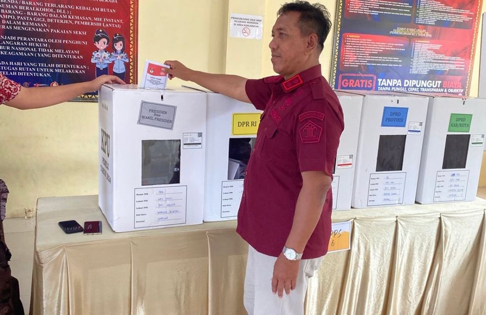 Kepala Rutan Kelas I Bandar Lampung Iwan Setiawan turut meyalurkan suara pada pemilu 2024