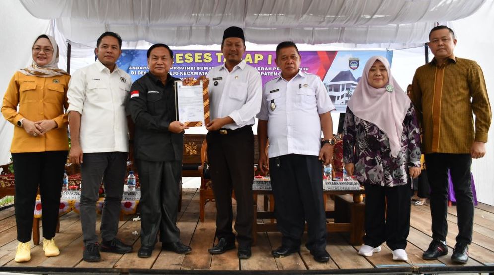  Rombongan anggota DPRD Sumsel, dipimpin oleh H Syarnubi sebagai koordinator, bersama Dra Hj Nilawati, Lindawati Syaropi, SH, MM, Efrans Effendi, SH, dan Syahruddin, ST, MM, berdialog dengan masyarakat dari sejumlah desa di OKU Timur pada Reses Tahap I