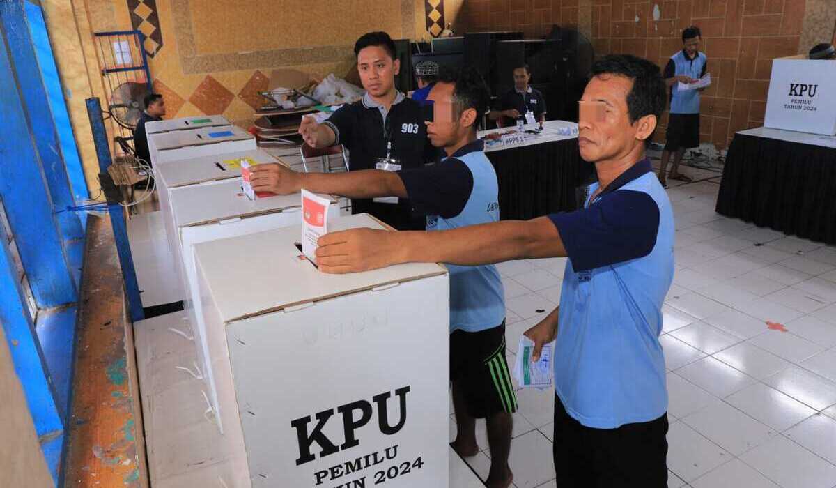 Penghuni sebuah lapas yang mengikuti pemilihan umum