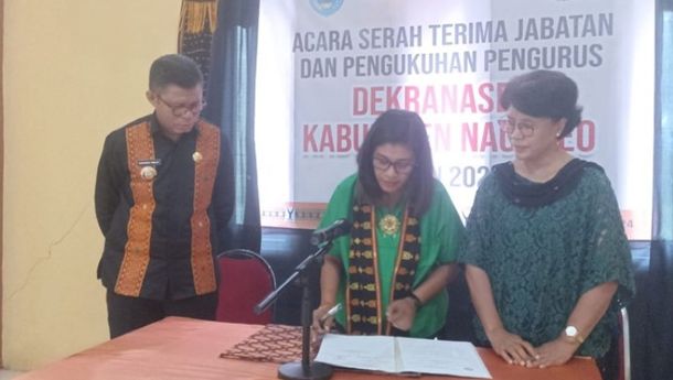 Ketua Deskranasda Nagegeko Resmi Beralih dari dr Yayik  Prawira Gati ke Maria Filomena Langoday