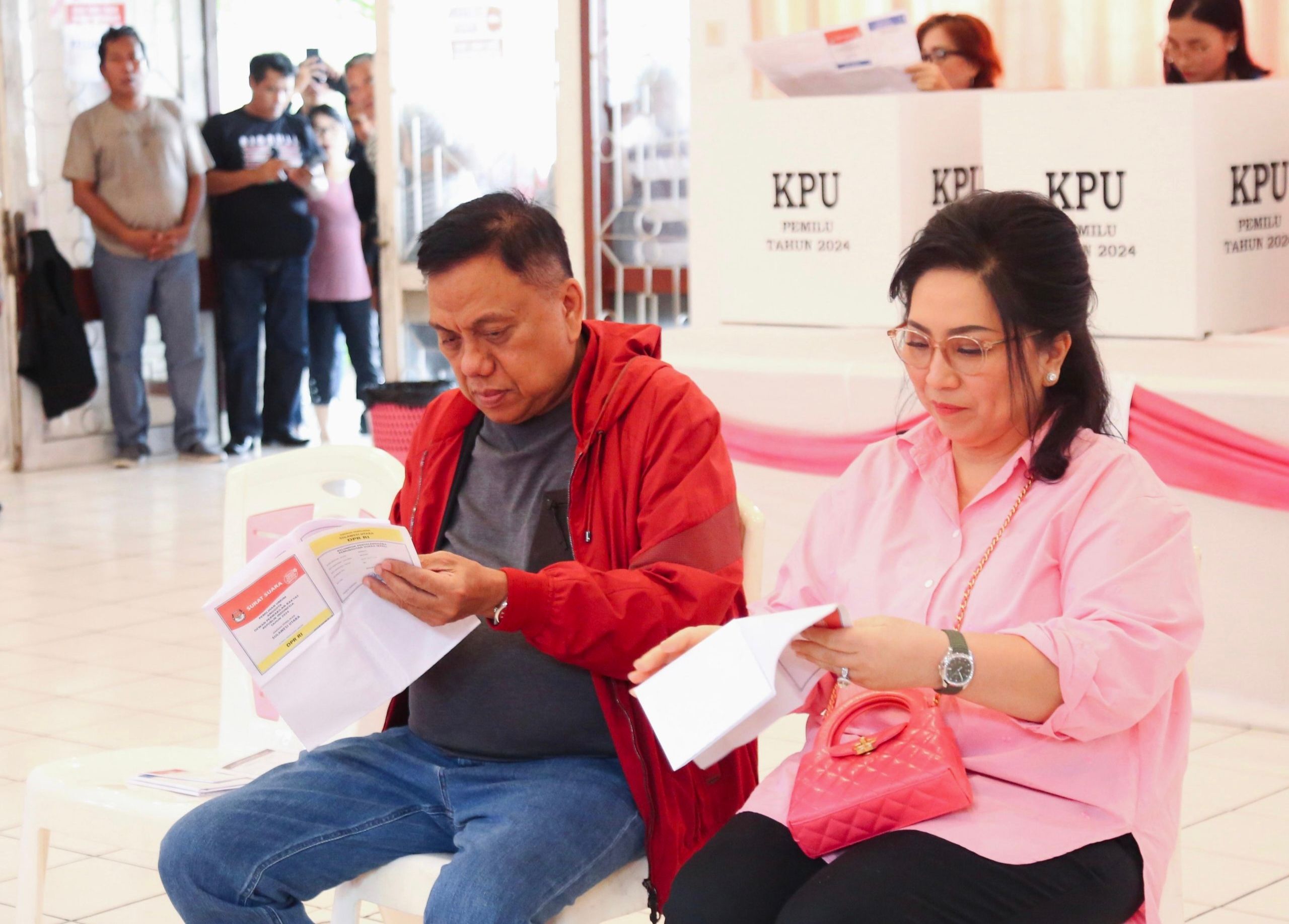 Gubernur Sulut Olly Dondokambey bersama istri, melakukan pencoblosan di TPS 3 Bumi Beringin, Wanea, Manado. (Foto:Istimewa)