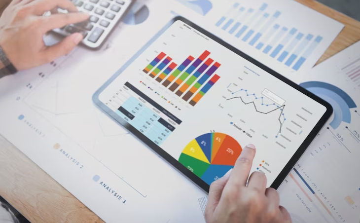 Foto seorang pebisnis menggunakan tablet untuk menganalisis grafik statistik strategi keuangan perusahaan. (Freepik/our-team)