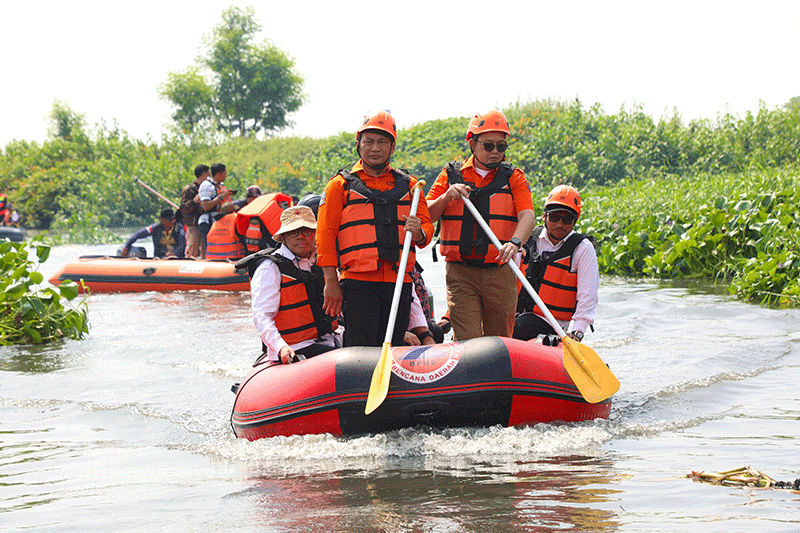Plh Gubernur Jawa Timur Adhy Karyono memantau langsung proses pembersihan sungai di Sidoarjo dari enceng gondok