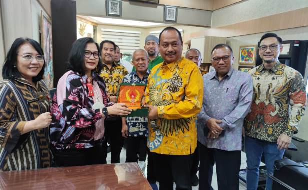 Simbolis pembuktian kerjasama antara KONI Jatim dengan pihak RSUD Dr Soetomo